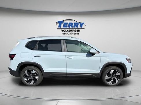 New 2026 Volkswagen Taos SE AWD/4WD image 1