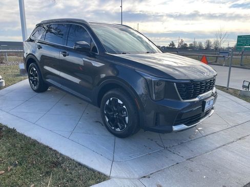 Used 2025 Kia Sorento S image 2