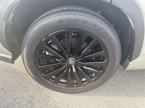 Used 2024 Toyota Highlander XSE image 11