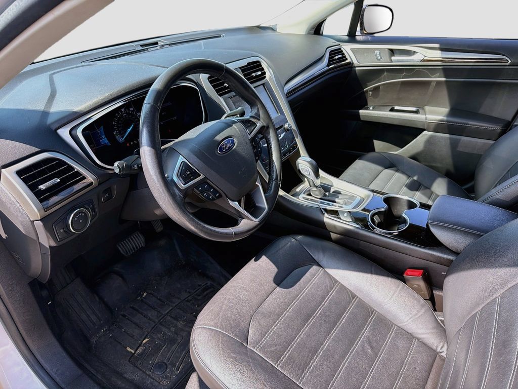 Used 2015 Ford Fusion SE w/ Equipment Group 202A FWD image 9