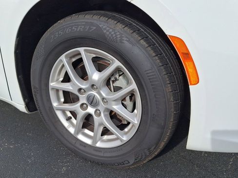 Used 2022 Chrysler Pacifica Touring-L image 23