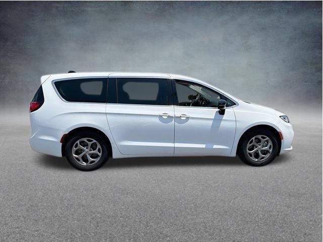 Used 2023 Chrysler Pacifica Touring-L FWD image 6