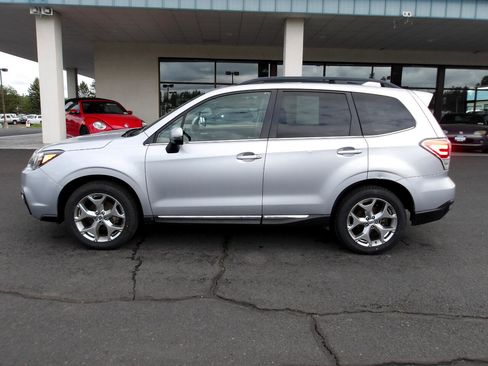 Used 2018 Subaru Forester 2.5i Touring image 2