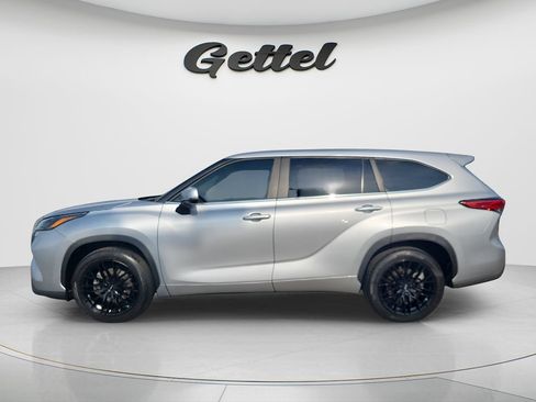 Used 2023 Toyota Highlander LE FWD image 8