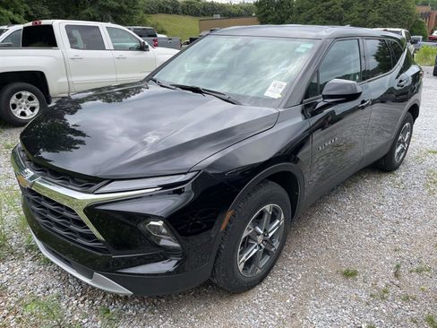 Used 2025 Chevrolet Blazer LT FWD image 4