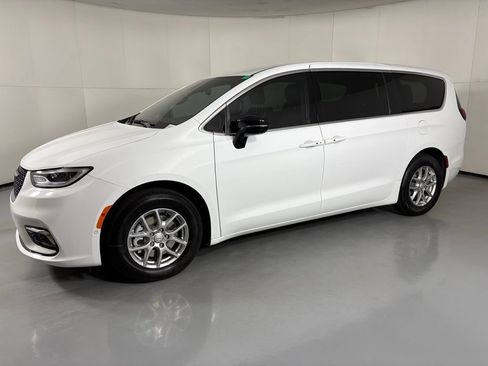 New 2026 Chrysler Pacifica Select FWD image 5