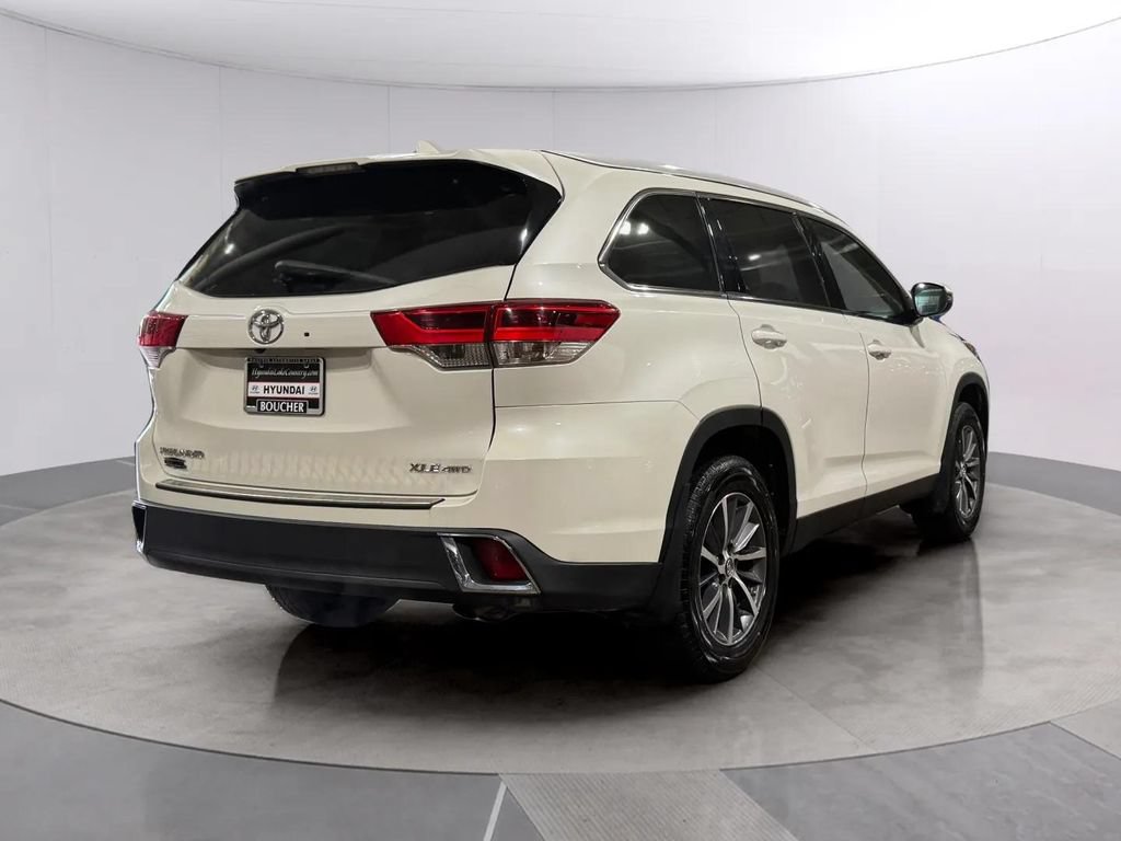 Used 2019 Toyota Highlander XLE AWD/4WD image 3