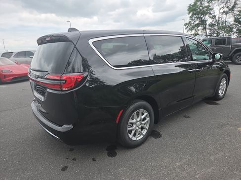 New 2027 Chrysler Pacifica Select FWD image 16