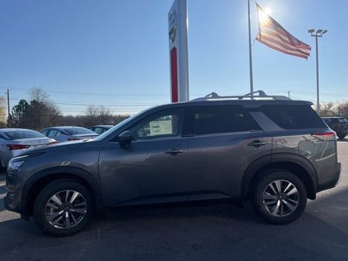 New 2025 Nissan Pathfinder SL w/ Black Appearance Package image 4