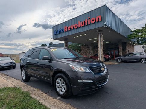 Used 2017 Chevrolet Traverse LS FWD image 1