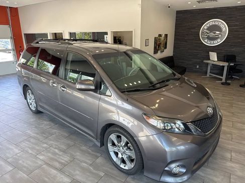 Used 2014 Toyota Sienna SE FWD image 5