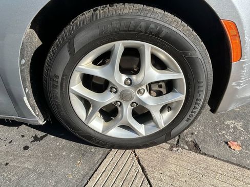 Used 2017 Chrysler Pacifica Touring-L Plus w/ Uconnect Theatre Group image 27