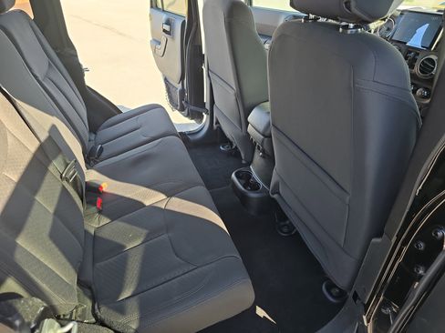 Used 2018 Jeep Wrangler Unlimited Sport S image 11