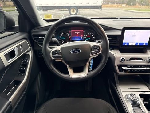 Used 2023 Ford Explorer XLT image 18