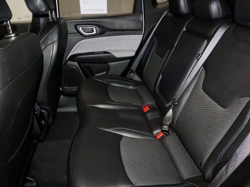 Used 2025 Jeep Compass Latitude image 21