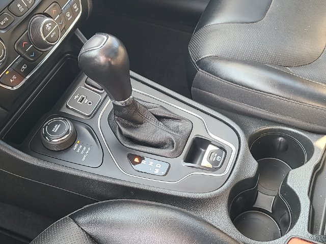 Used 2022 Jeep Cherokee Latitude Lux w/ Sun & Sound Group AWD/4WD image 24