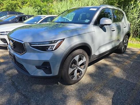 Used 2025 Volvo XC40 B5 Plus AWD/4WD image 2