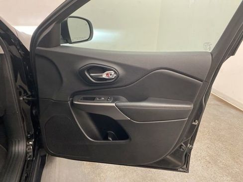 Used 2022 Jeep Cherokee Latitude Lux w/ Sun & Sound Group image 27