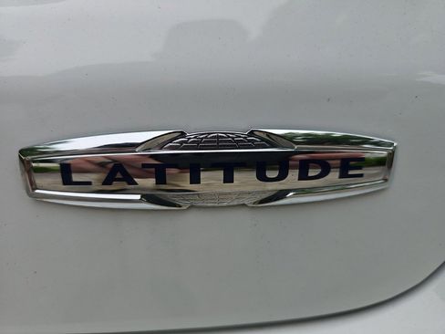 Used 2024 Jeep Compass Latitude AWD/4WD image 11