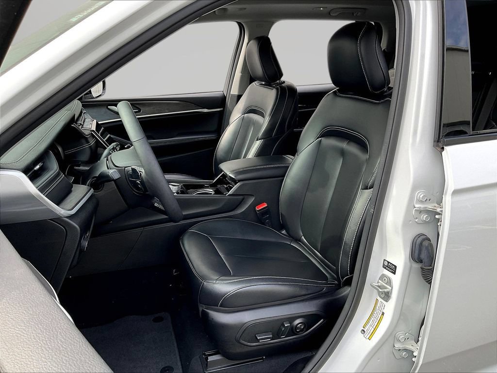 Used 2023 Jeep Grand Cherokee Limited AWD/4WD image 22
