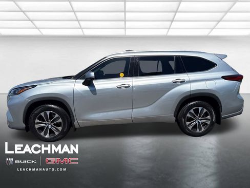 Used 2020 Toyota Highlander XLE AWD/4WD image 7