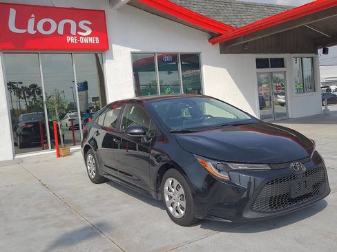 Used 2020 Toyota Corolla LE FWD image 2