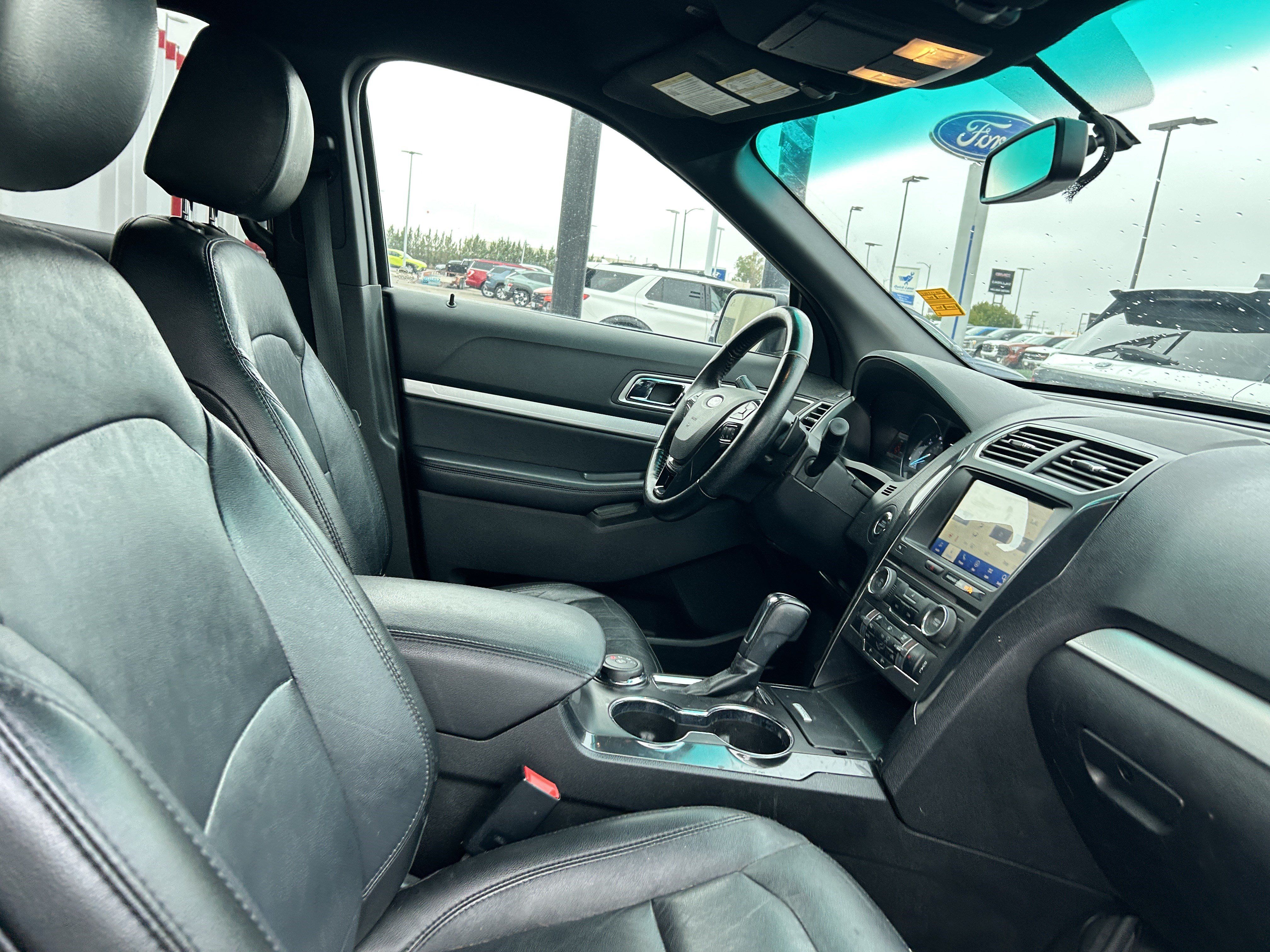 Used 2017 Ford Explorer XLT w/ Equipment Group 202A AWD/4WD image 12