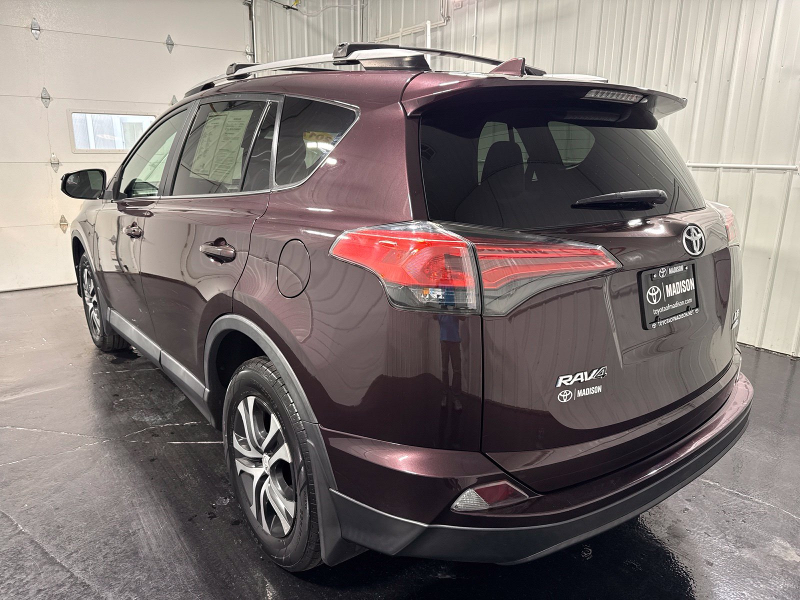 Used 2017 Toyota RAV4 LE AWD/4WD image 3