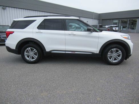 Used 2024 Ford Explorer XLT w/ Equipment Group 202A AWD/4WD image 4