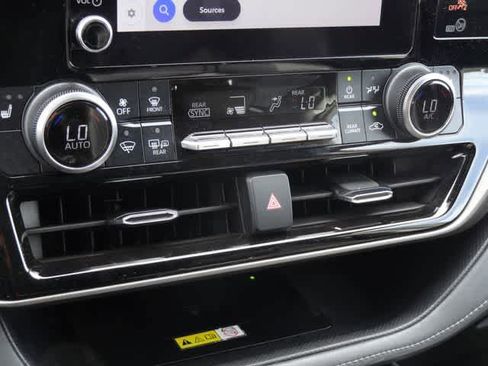 Used 2023 Toyota Highlander XLE FWD image 30