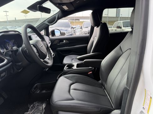 New 2026 Chrysler Voyager LX image 32