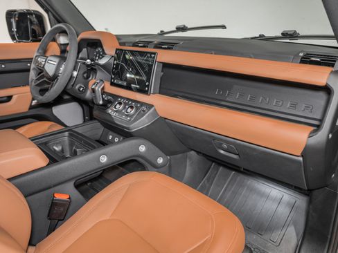 Used 2024 Land Rover Defender 130 V8 AWD/4WD image 31