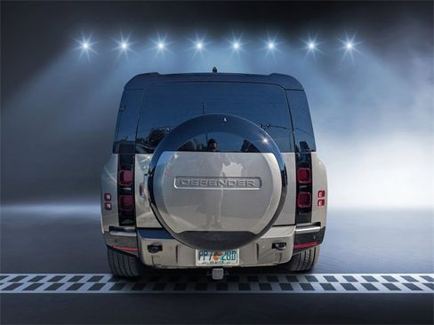 Used 2024 Land Rover Defender 110 X-Dynamic SE image 4