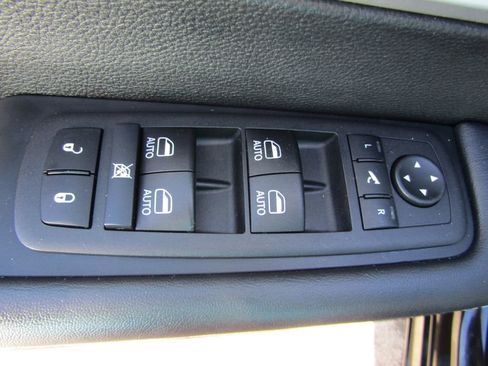 Used 2025 Chrysler Pacifica Limited FWD image 23