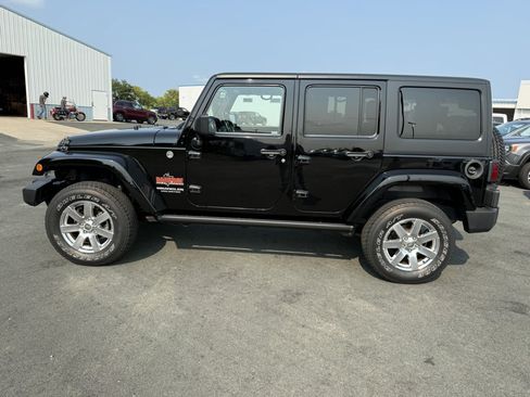 Used 2014 Jeep Wrangler Unlimited Sahara w/ Connectivity Group AWD/4WD image 4