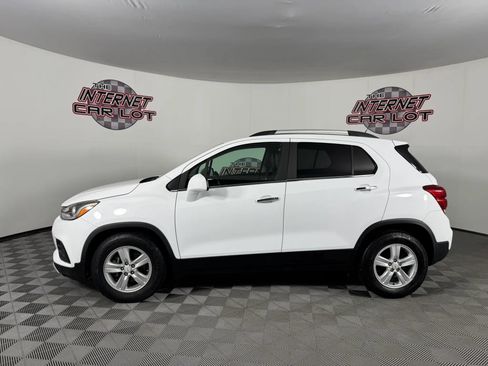 Used 2017 Chevrolet Trax LT w/ LT Convenience Package FWD image 4