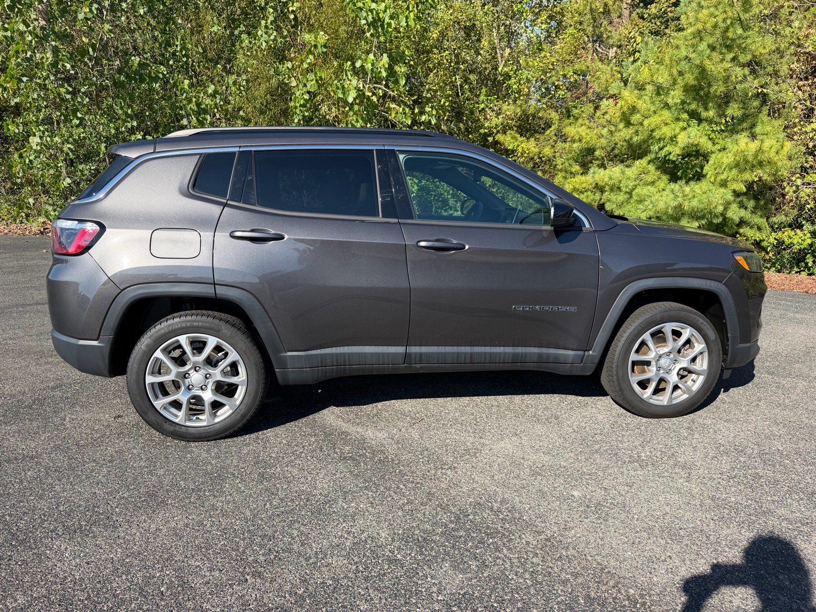 Used 2023 Jeep Compass Latitude w/ Sun and Sound Group AWD/4WD image 14