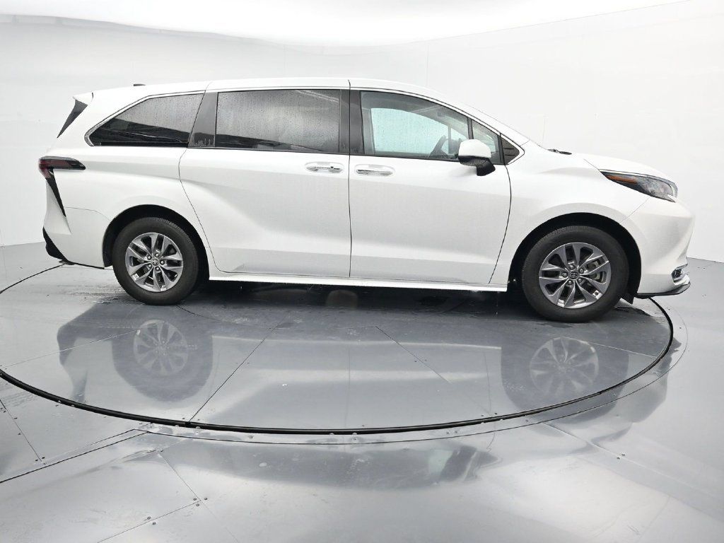 Used 2024 Toyota Sienna XLE FWD image 9
