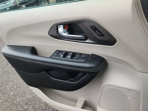 Used 2022 Chrysler Pacifica Touring-L FWD image 9