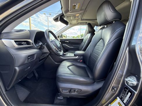 Used 2022 Toyota Highlander XLE AWD/4WD image 13