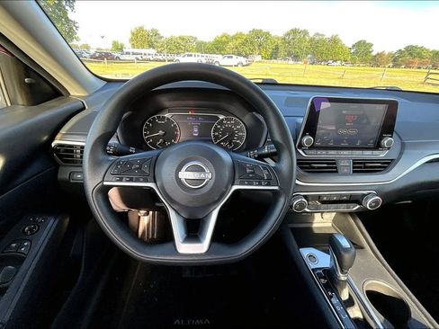 Used 2025 Nissan Altima 2.5 SV FWD image 5