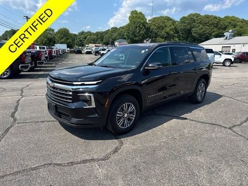 Used 2025 Chevrolet Traverse LT w/ LPO, Floor Liner Package FWD image 4