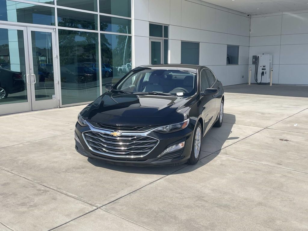 Used 2025 Chevrolet Malibu LT FWD image 2