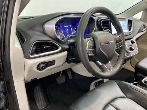 Used 2024 Chrysler Pacifica Touring-L FWD image 2