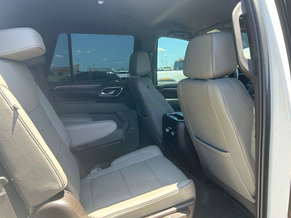 Used 2022 GMC Yukon SLT w/ SLT Luxury Package AWD/4WD image 4