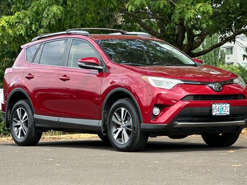 Used 2018 Toyota RAV4 XLE AWD/4WD image 9
