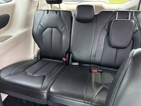 Used 2024 Chrysler Pacifica Touring-L FWD image 19
