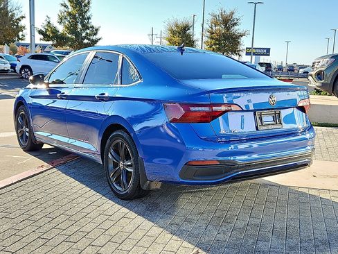 Certified 2022 Volkswagen Jetta SE w/ Panoramic Sunroof Package image 2