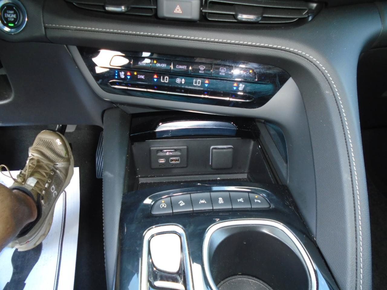 Used 2023 Buick Envision Avenir AWD/4WD image 22