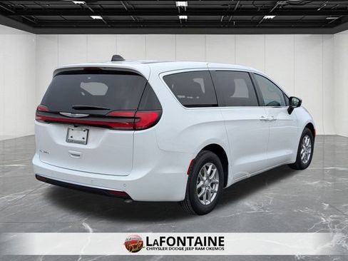 New 2026 Chrysler Pacifica Select image 5